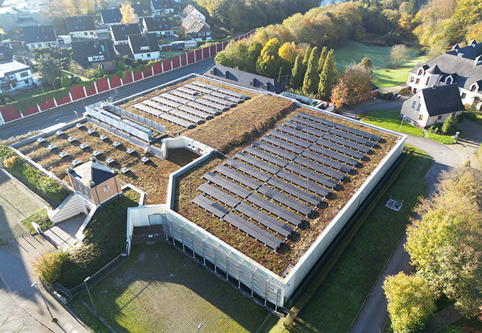 Begrünte Dachfläche mit Photovoltaikanlage