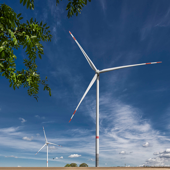 Windräder vor blauem Himmel bei Bochum
