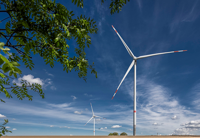 Windräder vor blauem Himmel in Bochum