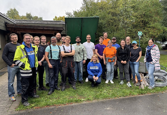 Gruppenfoto von Mitarbeitenden der Stadtwerke Bochum im Freien