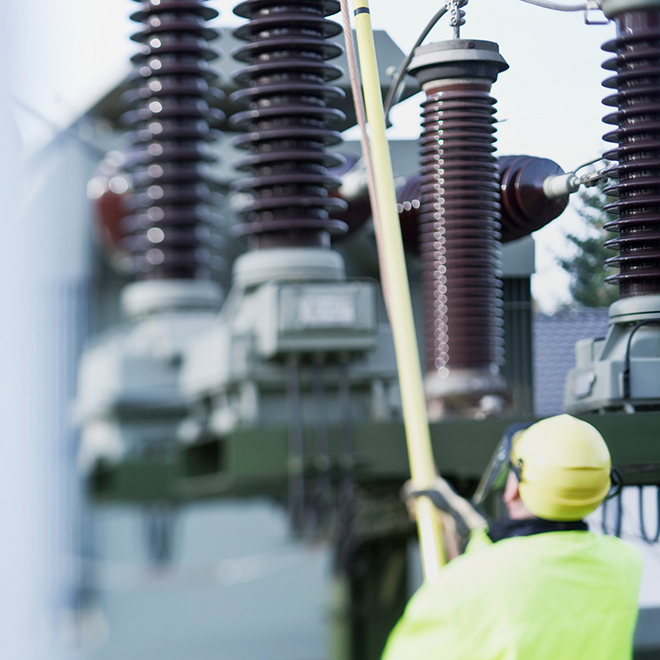 Mitarbeiter der Stadtwerke Bochum bei Wartung an Stromanschluss