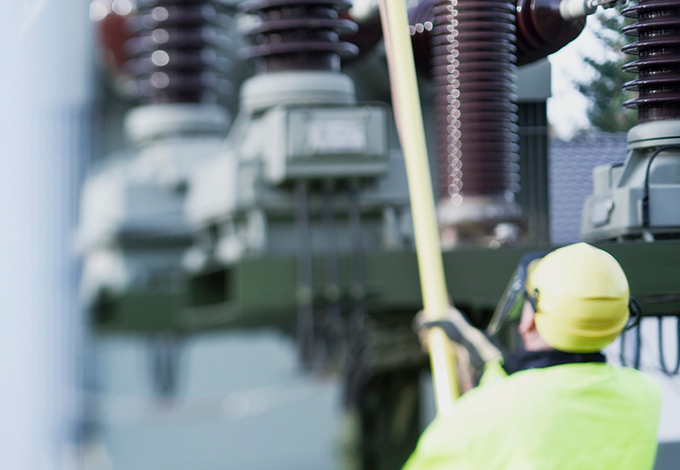 Techniker bei der Arbeit an Stromanlagen