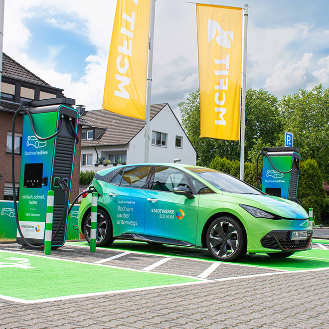 Elektroauto lädt an Ladesäule der Stadtwerke Bochum