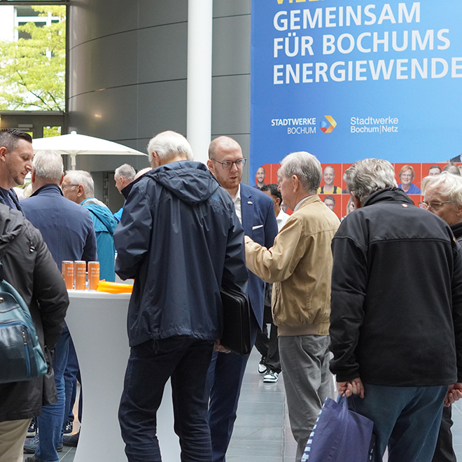 Menschen auf Veranstaltung zur Energiewende in Bochum