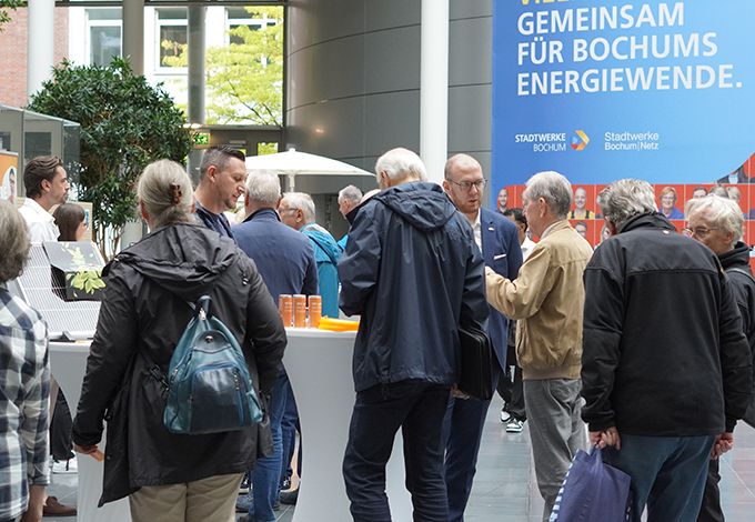Menschen auf einer Messe der Stadtwerke Bochum