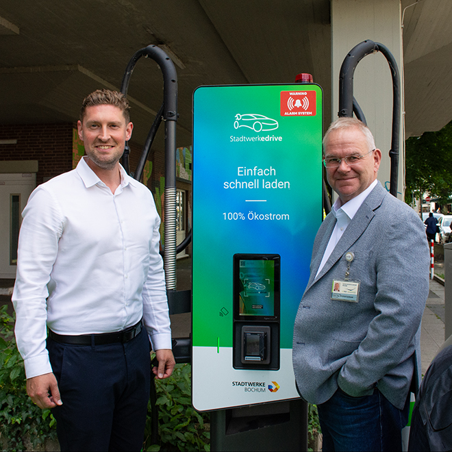 Zwei Männer an einer E-Ladestation der Stadtwerke Bochum