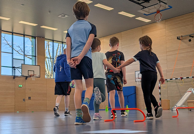 Kinder beim Sporttraining in der Turnhalle