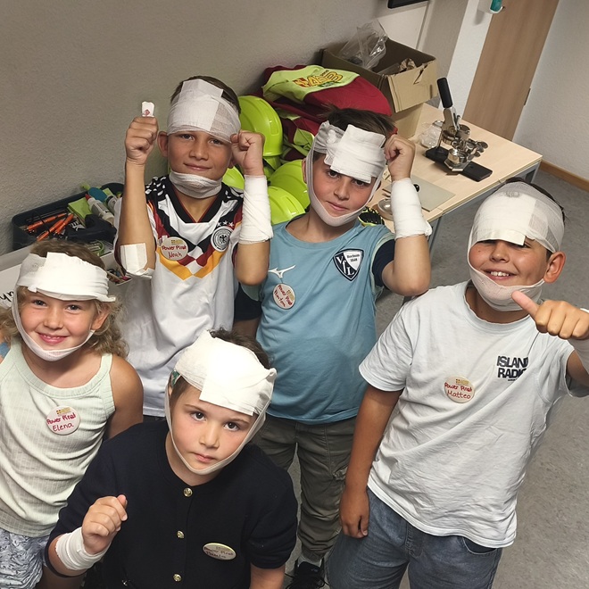 Die PowerPiraten mit Verbänden bei Erste-Hilfe-Kurs