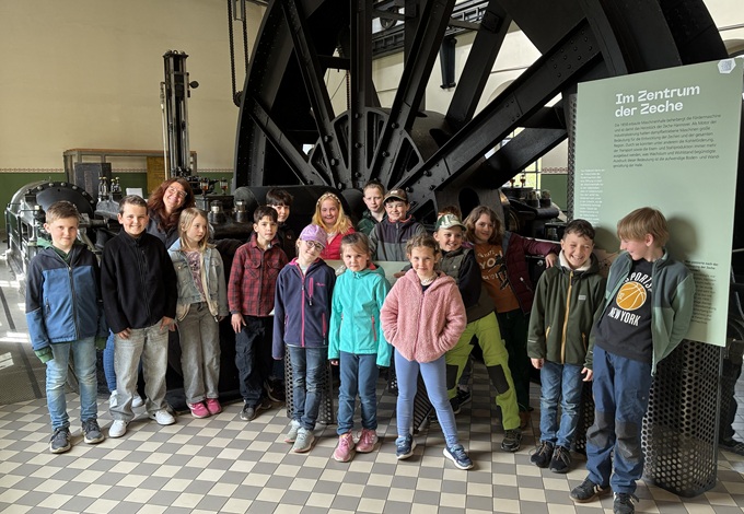 PowerPiraten vor großem Förderrad in Zeche Hannover