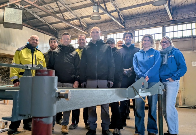 Gruppe von Mitarbeitern der Stadtwerke Bochum in einer Werkhalle