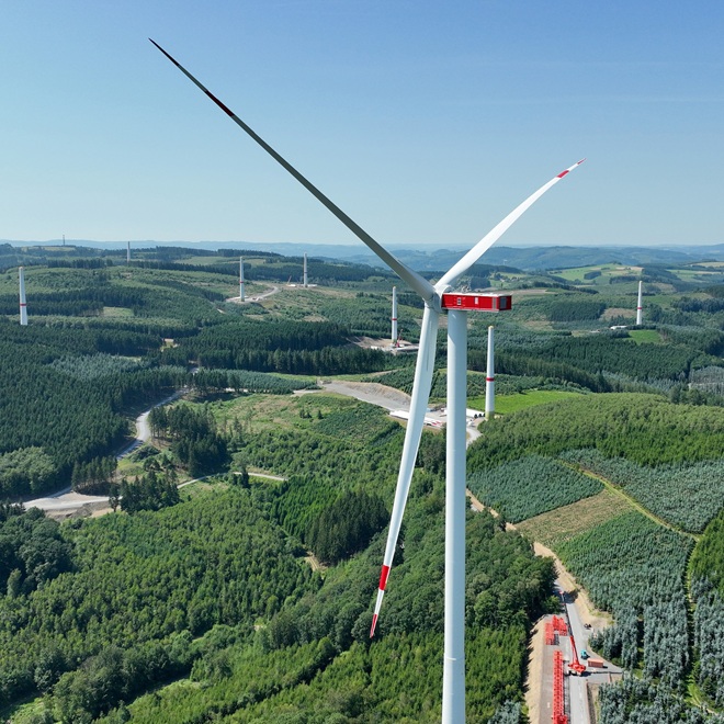 Windpark Sundern mit Windenergieanlagen in einer bewaldeten Hügellandschaft