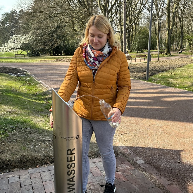 Am neuen Trinkwasserbrunnen an der Klinikstraße/ Ecke Gudrunstraße können Besucher des Stadtparks ab sofort ihren Durst stillen.