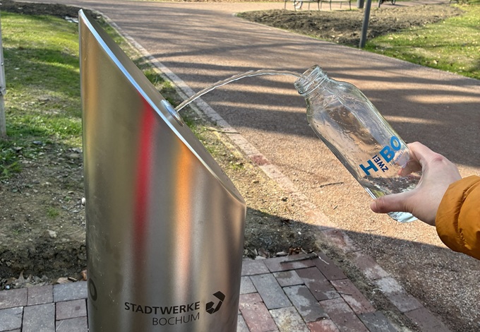 Am neuen Trinkwasserbrunnen an der Klinikstraße/ Ecke Gudrunstraße können Besucher des Stadtparks ab sofort ihren Durst stillen.