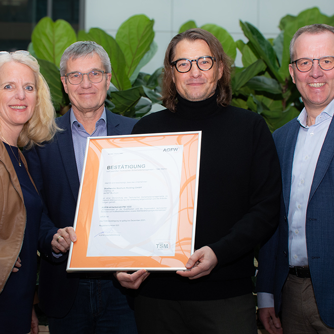 Das Stadtwerke-Team freut sich über die TSM-Zertifizierung: v.l. Stadtwerke-Geschäftsführerin Elke Temme, Jochen Raube, Leiter Fernwärme- und Stromerzeugung, Marcus Bodzian, Leiter Wärmenetze und Hausübergabestationen und Dr. Frank Peper, Geschäftsfeldleiter Fernwärme, Wasser und Energieprojekte.