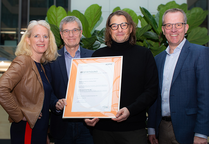 Das Stadtwerke-Team freut sich über die TSM-Zertifizierung: v.l. Stadtwerke-Geschäftsführerin Elke Temme, Jochen Raube, Leiter Fernwärme- und Stromerzeugung, Marcus Bodzian, Leiter Wärmenetze und Hausübergabestationen und Dr. Frank Peper, Geschäftsfeldleiter Fernwärme, Wasser und Energieprojekte.