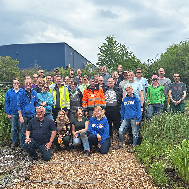 Gruppe von Stadtwerke-Mitarbeitern im Tafelgarten in Bochum
