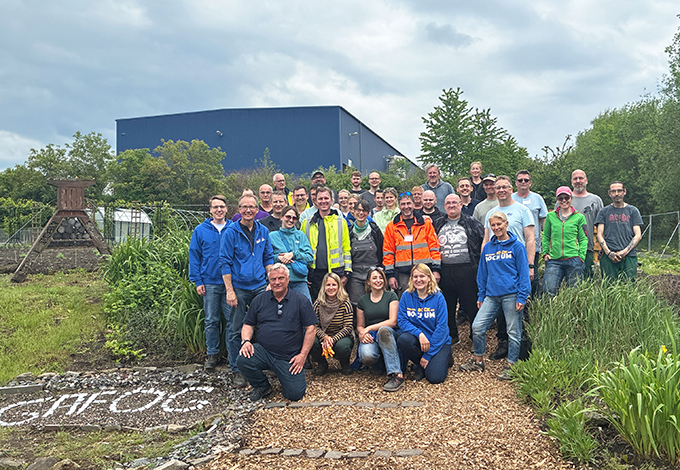 Gruppenfoto der Stadtwerke Bochum Mitarbeiter im Tafelgarten