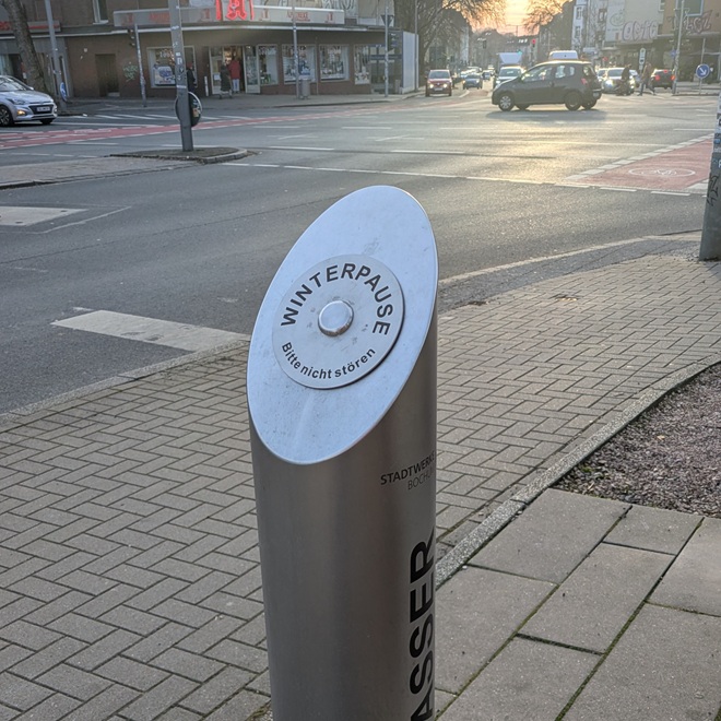 Trinkwasserbrunnen in Bochum mit Winterpause-Schild