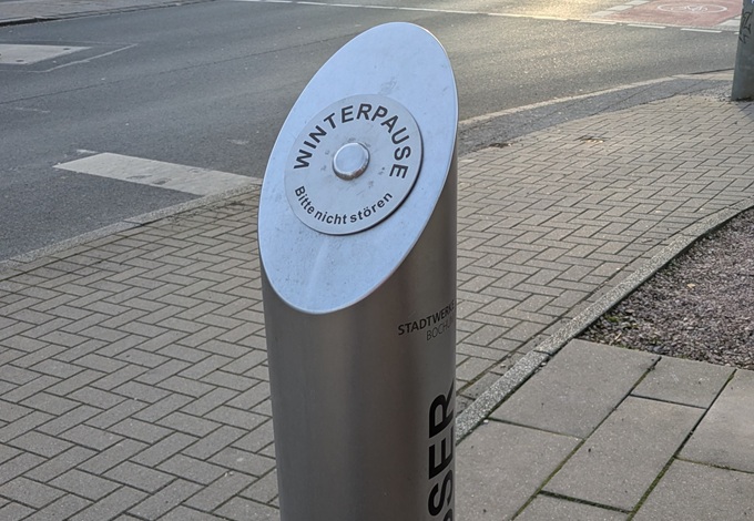 Trinkwasserbrunnen in Bochum mit Winterpause-Schild