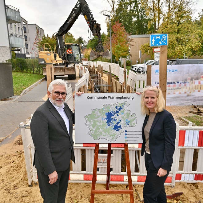 Oberbürgermeister Jörg Lukat und Stadtwerke-Geschäftsführerin Elke Temme informieren zur kommunale Wärmeplanung an einer Fernwärmebaustelle.