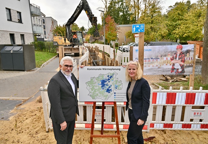 Oberbürgermeister Jörg Lukat und Stadtwerke-Geschäftsführerin Elke Temme informieren zur kommunale Wärmeplanung an einer Fernwärmebaustelle.