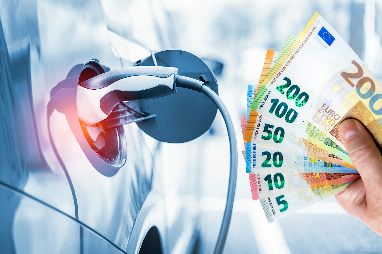 Elektroauto wird geladen, daneben Euro-Geldscheine in Hand