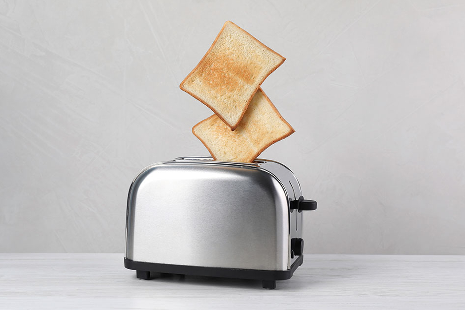 Foto eines Toasters mit zwei Toasts (Olga Yastremska, New Africa, Africa Studio)