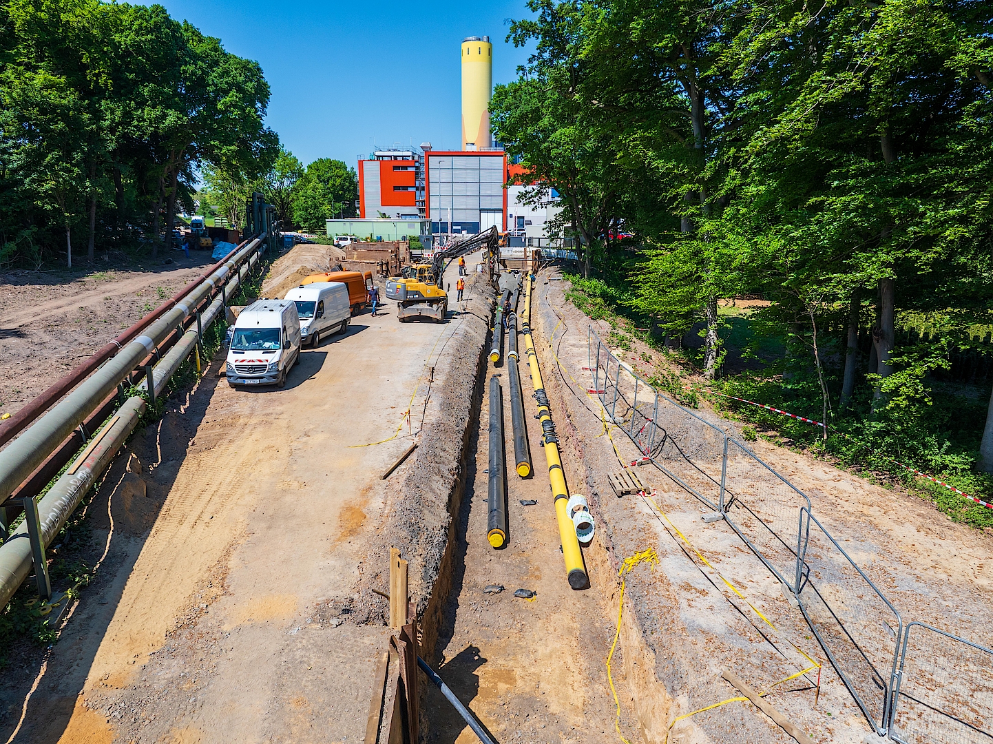 Baustelle mit Rohrverlegung und Baufahrzeugen in Bochum