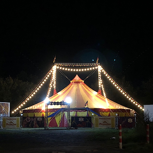 Beleuchtetes Zirkuszelt bei Nacht in Bochum