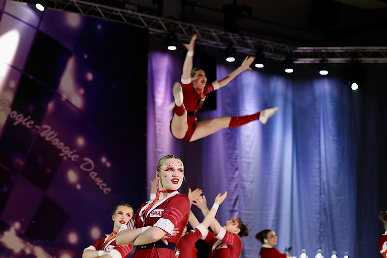 Cheerleader in roter Kleidung bei Tanzauffuhrung in Bochum