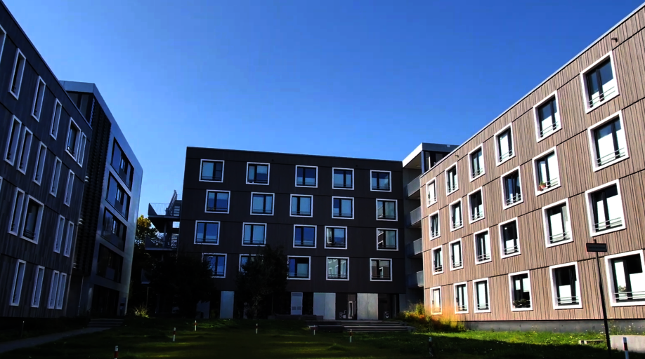Wohnheim in Bochum Siepenfeld bei blauem Himmel
