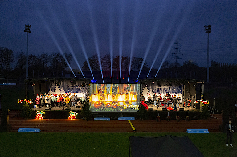 Abendliche Weihnachtsbühne mit Chor und Musikern in Bochum