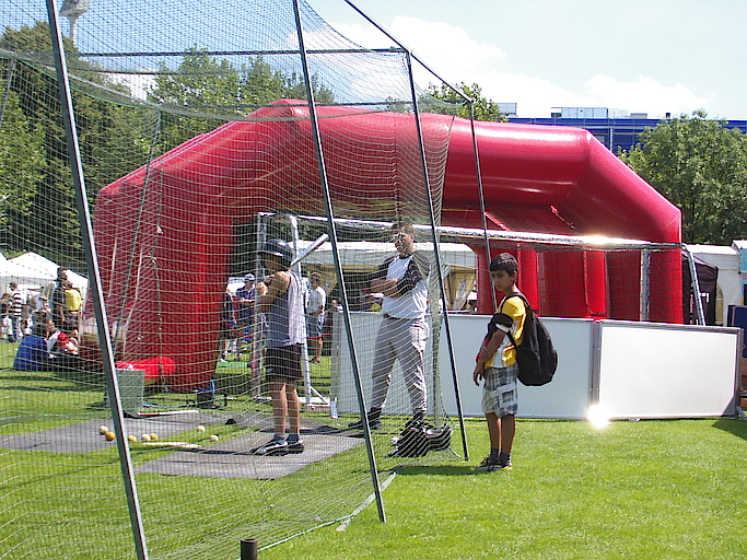 Kinder spielen Baseball im Freien in Bochum