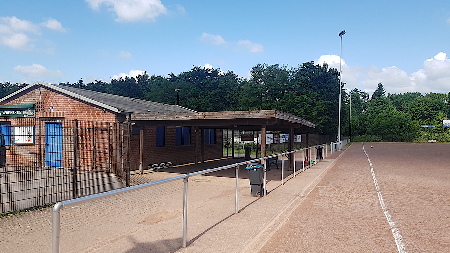 Fußballplatz mit Vereinsheim und überdachter Sitzgelegenheit