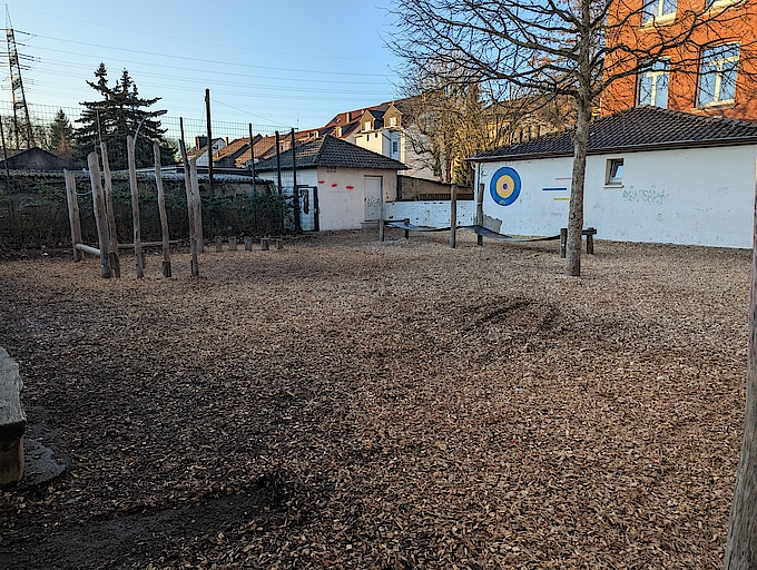 Spielplatz mit Balancierparkour aus Holz in Bochum