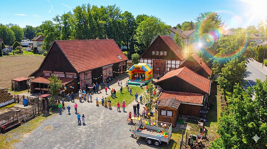 Fröhliches Dorffest mit Hüpfburg und Spielen an sonnigem Tag