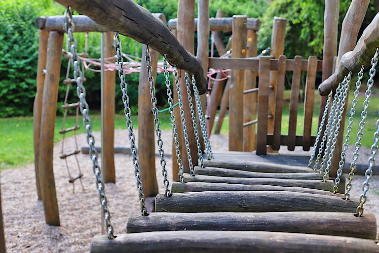 Klettergerüst auf einem Spielplatz in Bochum
