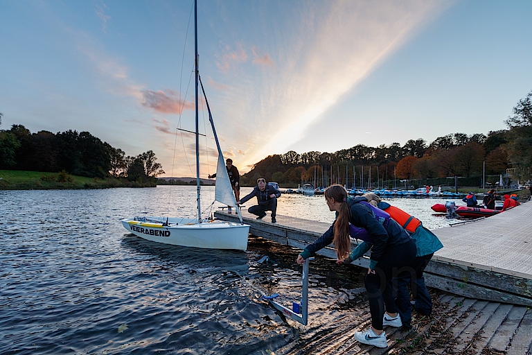 Segelboot am Steg bei Sonnenuntergang