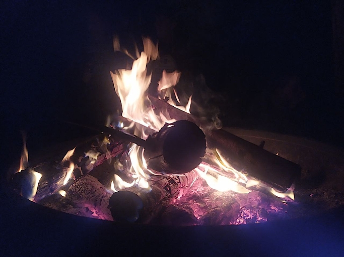 Loderndes Lagerfeuer mit brennenden Holzscheiten