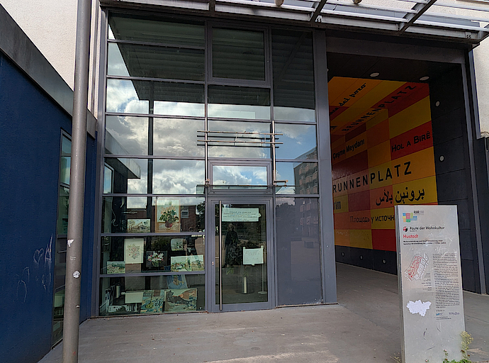 Eingang mit Glasfront und geschriebene Schilder