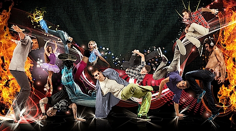 Paar in blauen Hemden tanzt eng umschlungen vor weißem Hintergrund.