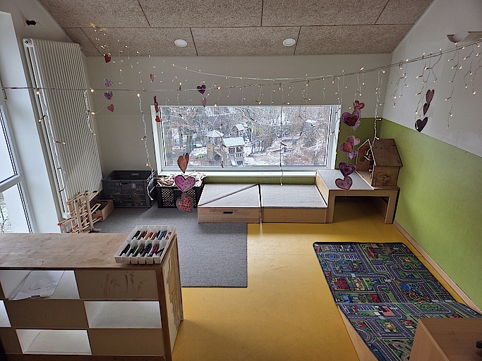 Kindgerechter Spielraum mit großer Fensterscheibe und Dekoration