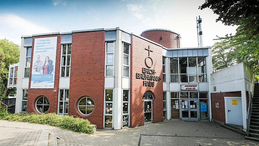 Erich-Brühmann-Haus in Bochum mit Eingang und Werbetafel