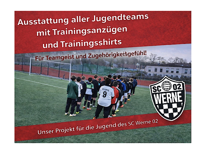 Jugendfußballteam auf dem Spielfeld in Trainingsanzügen