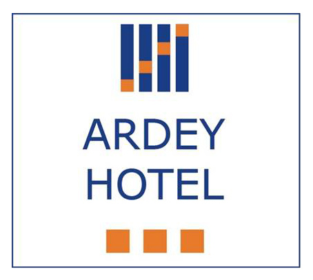 Logo des Ardey Hotels mit blauen und orangefarbenen Balken auf weißem Hintergrund.
