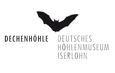 Logo der Dechenhöhle mit schwarzer Fledermaus und Text "Deutsches Höhlenmuseum Iserlohn".