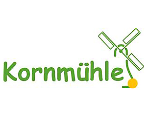Grüner Schriftzug „Kornmühle“ mit stilisierter Windmühle und orangefarbenem Korn.