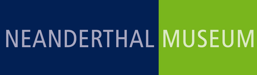 Logo des Neanderthal Museums mit blauem und grünem Hintergrund und weißem Schriftzug.