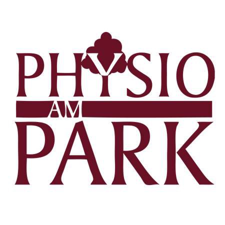 Logo von "Physio am Park" in dunkelrot mit stilisiertem Baum über dem Schriftzug.