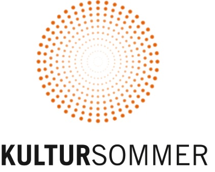 Logo des Kultursommers mit orangefarbenem Punktmuster in Kreisform und schwarzem Schriftzug.
